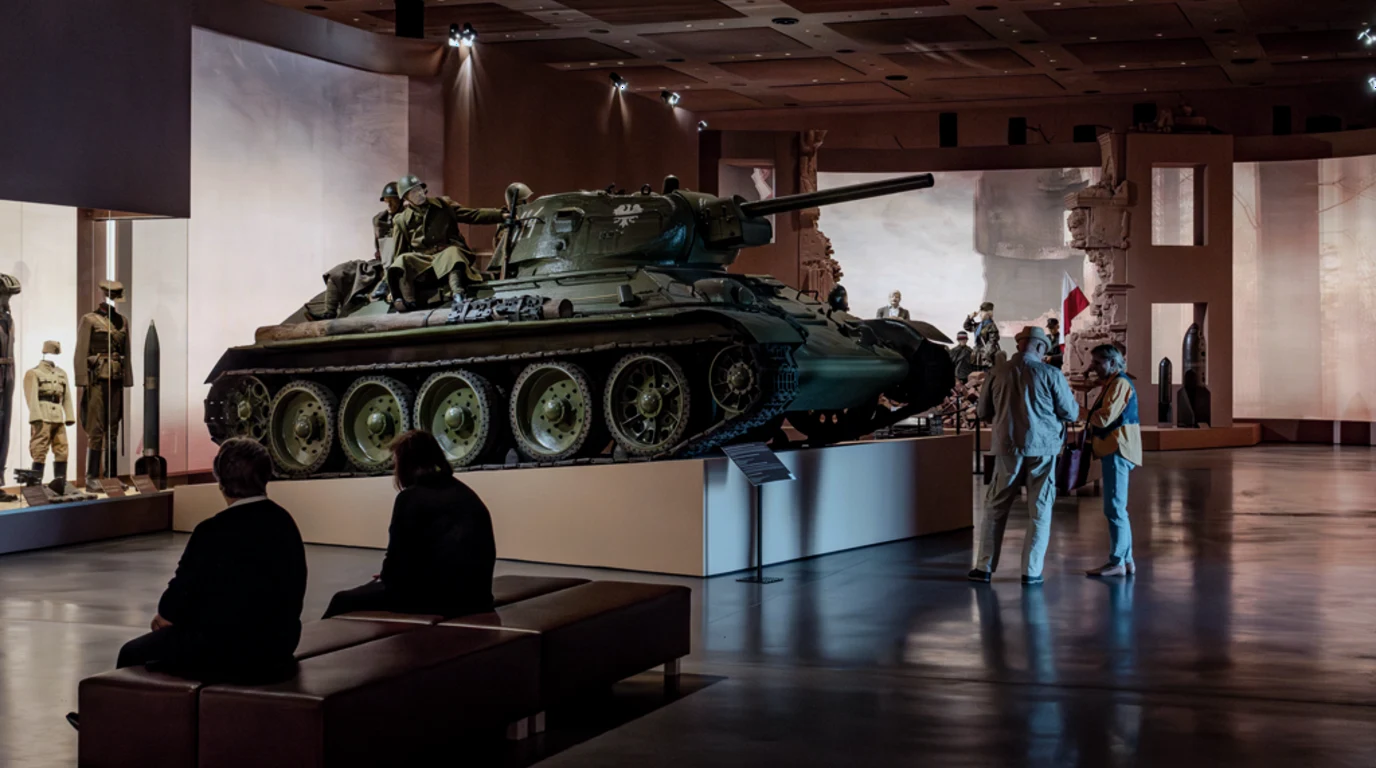 Ekspozycja Muzeum Wojska Polskiego - galeria wystawowa z oświetleniem