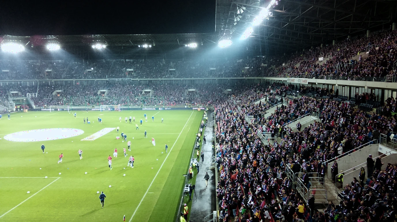 Stadion Arena Zabrze - oświetlenie masztowe boiska podczas meczu